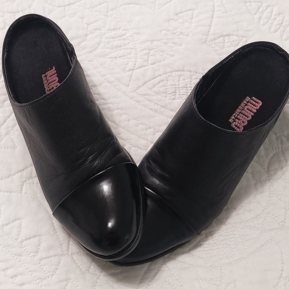 Munro black leather mules. - Picture 2 of 12